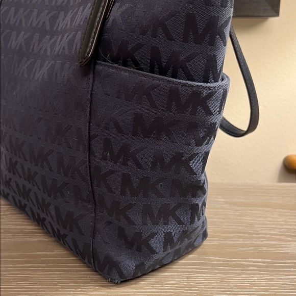 Michael Kors Jet Set Logo Pocket Tote in Navy Signature Print Canvas. - Picture 4 of 11